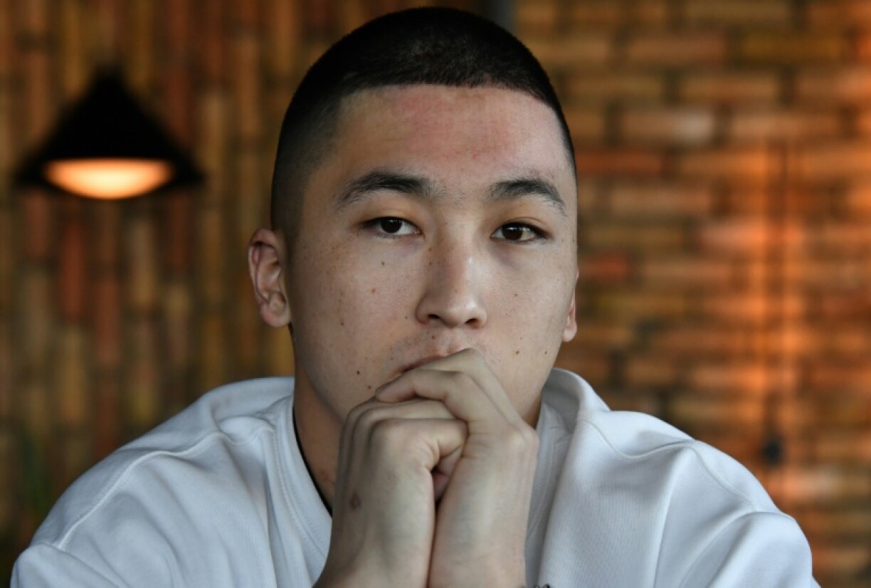 Un survivant du crash d'Azerbaijan Airlines en décembre, Rinat Assanov, à Tokmok, au Kirghizstan, le 24 janvier 2025