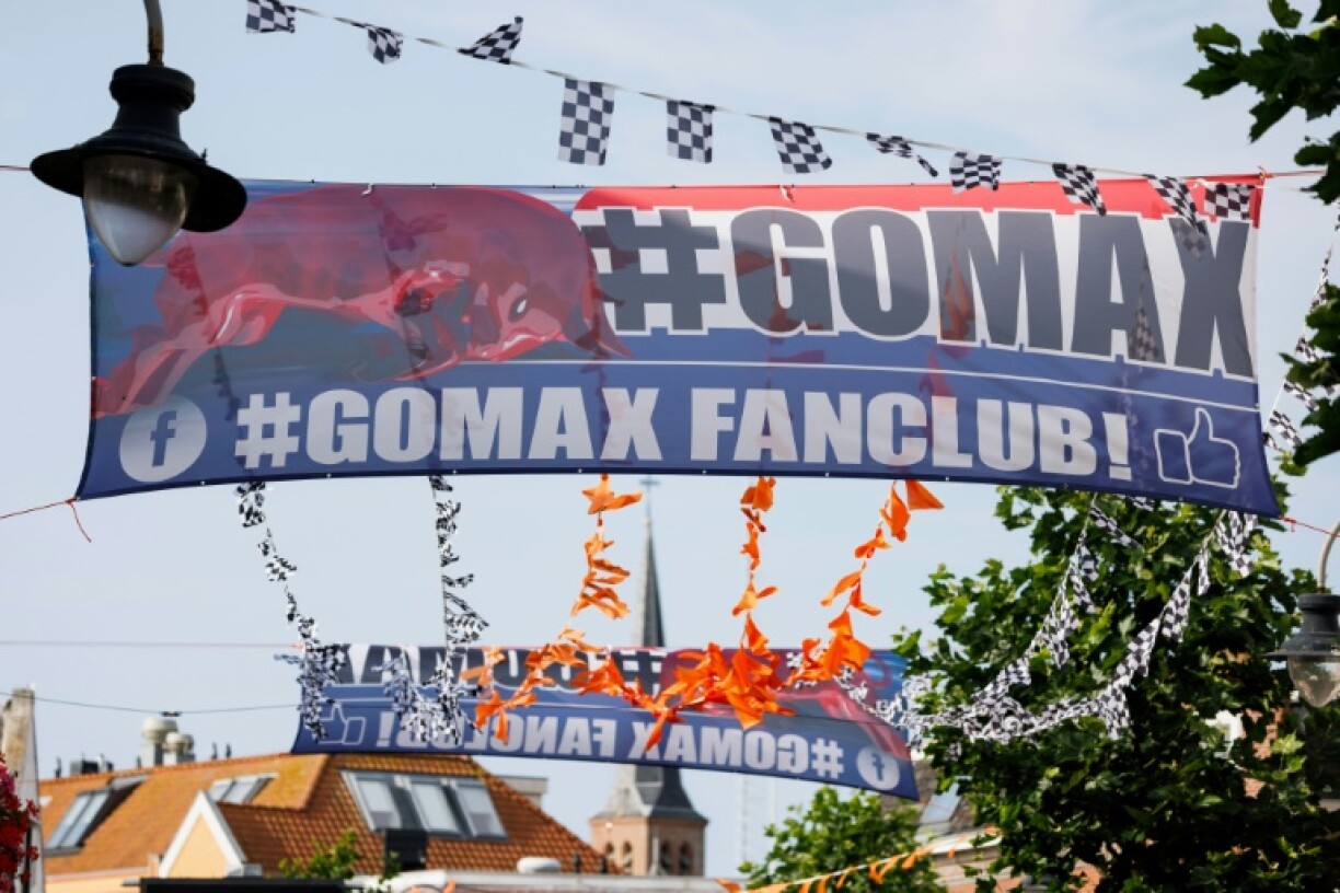 Une banderole déployée par des supporters du pilote néerlandais de Formule 1 Max Verstappen avant le Grand-Prix des Pays-Bas sur le circuit de Zandvoort le 22 août 2024.