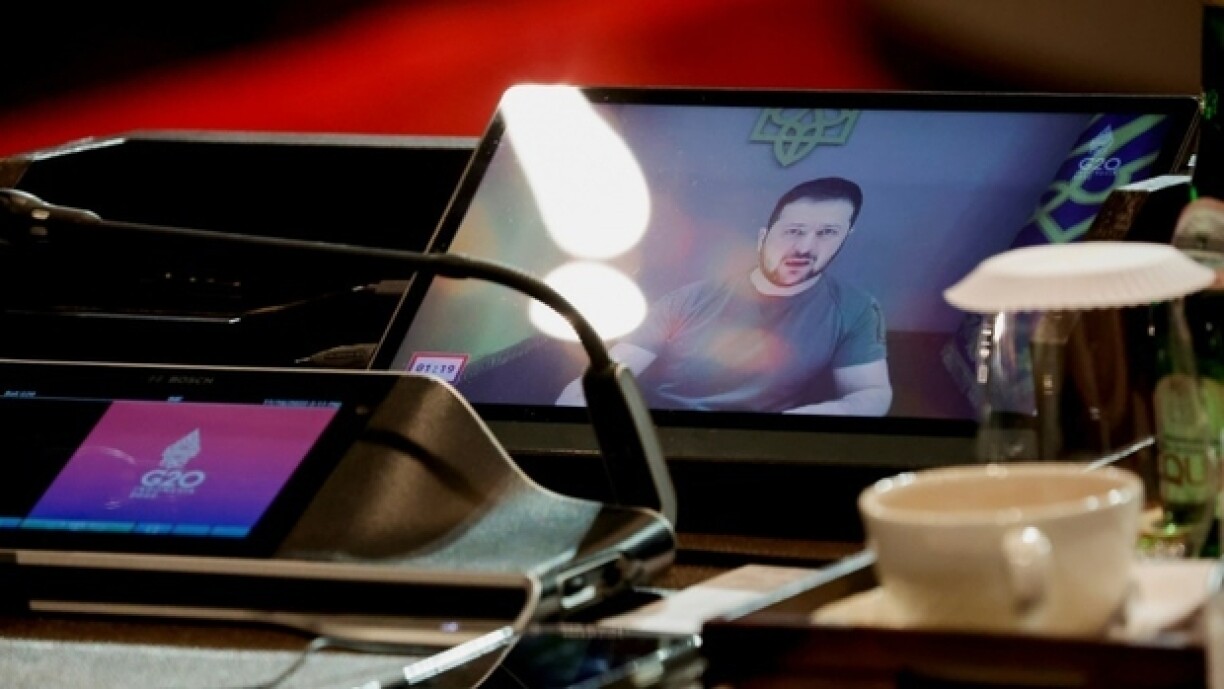 Le président ukrainien Volodymyr Zelensky s'exprime en visioconférence sur un écran du sommet du G20 à Nusa Dua, sur l'île indonésienne de Bali, le 16 novembre 2022