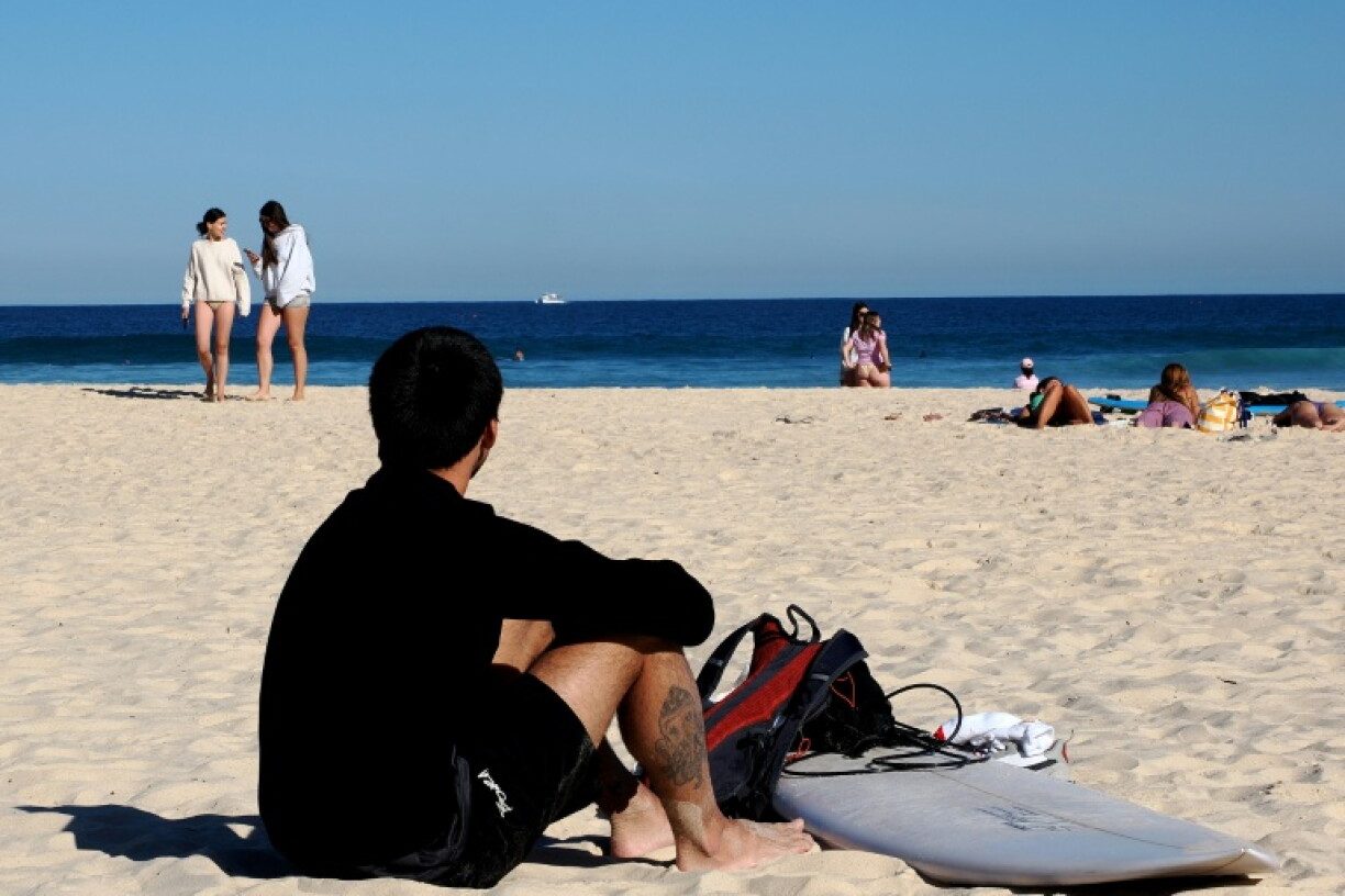 Des gens passent l’après-midi d’une journée ensoleillée sur la plage de Bondi, à Sydney, le 18 septembre 2026