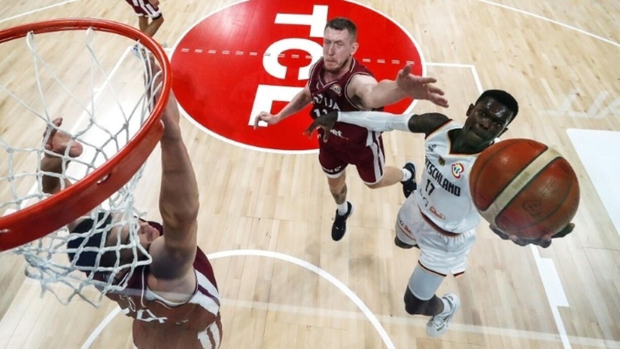 Foto aus der Véierelsfinall vum däitsche Kapitän Dennis Schröder.