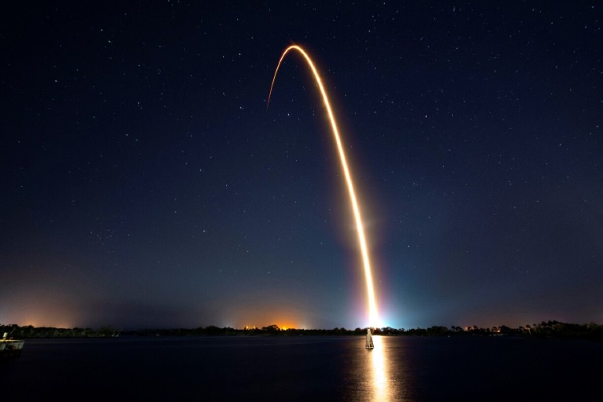 Une fusée Falcon 9 lançant un satellite depuis la base de Cape Canaveral en Floride, transportant le vaisseau spatial israélien Bereshit