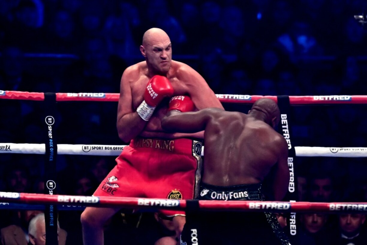 L'Anglais Tyson Fury (g) contre son compatriote Dereck Chisora lors d'un combat pour le titre WBC des lourds, le 3 décembre 2022 au stade de Tottenham à Londres