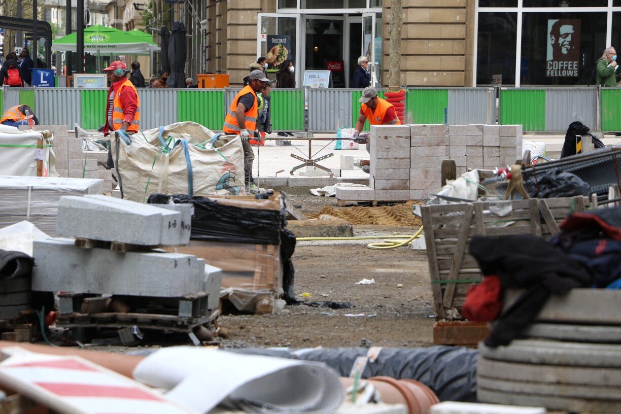 Des ouvriers sur un chantier place de Paris à Luxembourg