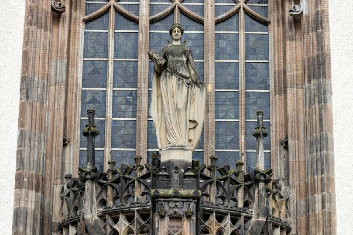 Das Landgericht Dessau-Roßlau hat einen ehemaligen Sporttrainer des sexuellen Missbrauchs von Kindern in 141 Fällen schuldig gesprochen. Die Kammer verurteilte den 55-Jährigen zu einer Freiheitsstrafe von 13 Jahren und ordnete eine Sicherungsverwahrung an.