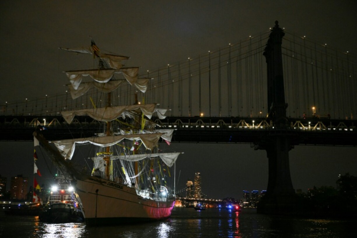 The Mexican Navy training ship snapped all three of its masts as it collided with the Brooklyn Bridge