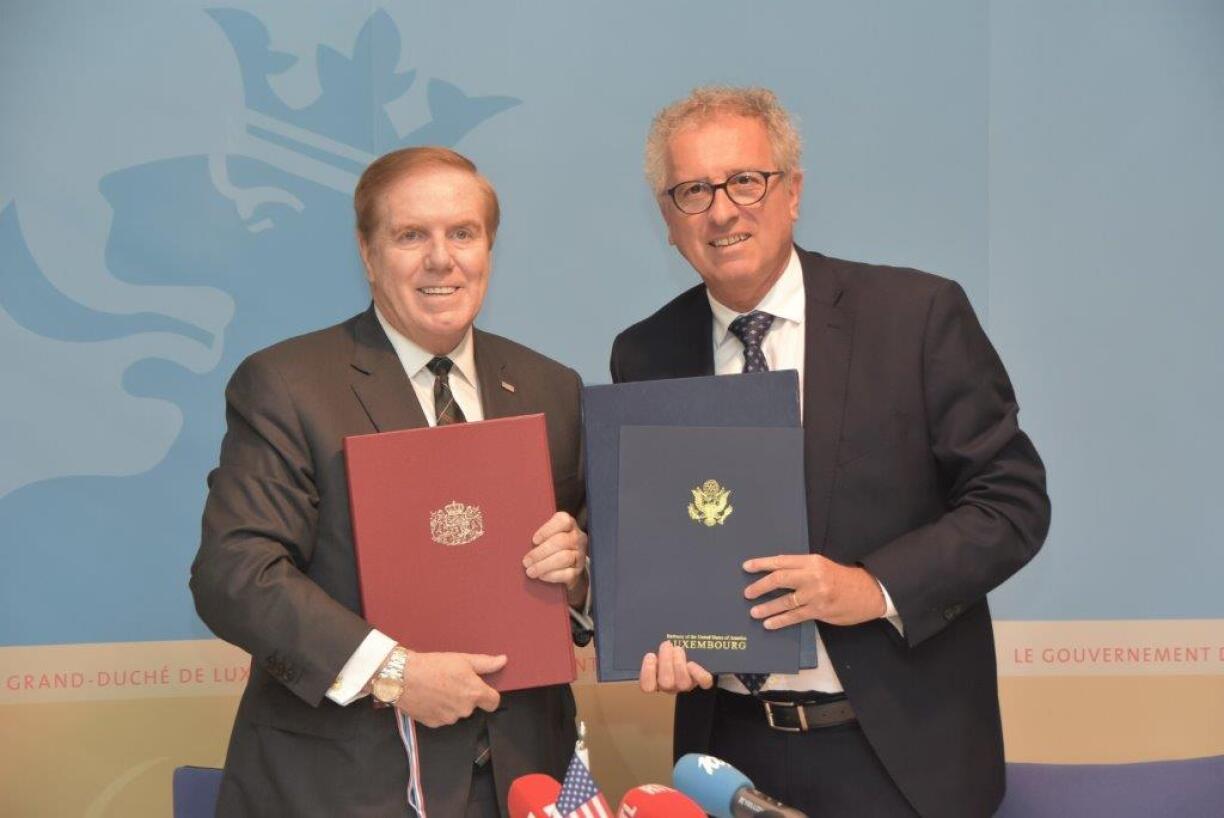 Ambassador Evans (L) with Luxembourg Minister of Finance Pierre Gramegna in 2019.