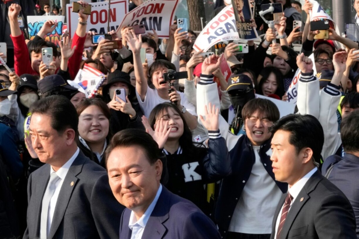 Yoon Suk Yeol (front C) left the presidential residence in Seoul to the cheers of supporters