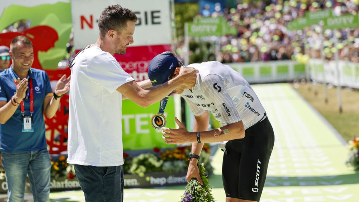 De Jan Frodeno iwwerrecht dem Magnus Ditlev d'Medail