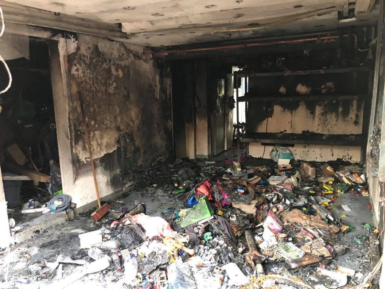 Une photo prise à l'entrée du garage de la maison qui a pris feu le 19 octobre 2021