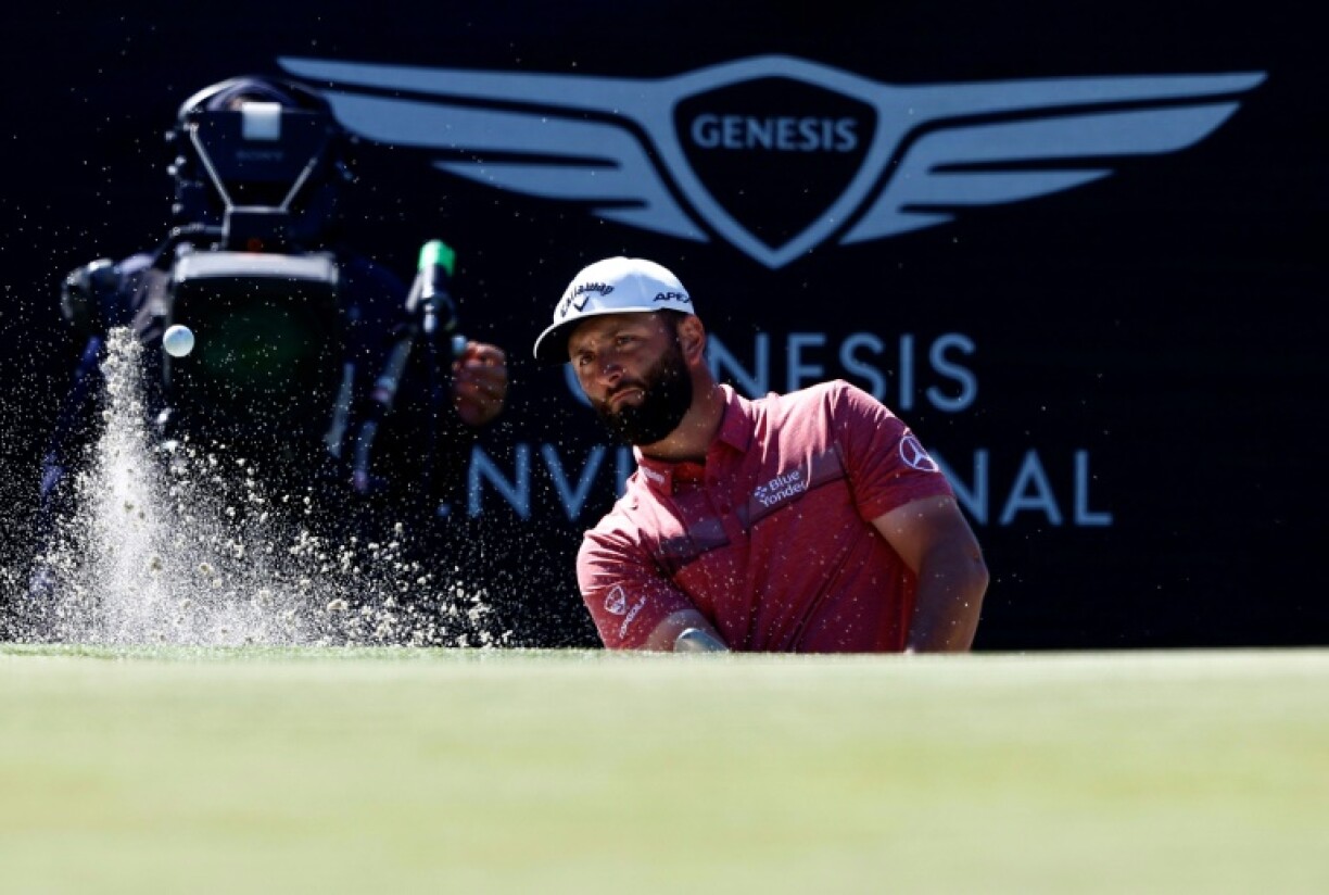 L'Espagnol Jon Rahm frappe un coup lors du Genesis Invitational au Riviera Country Club à Pacific Palisades, en Californie, le 19 février 2023
