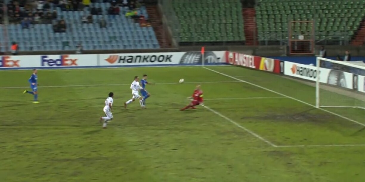 De Spuenier huet de Ball iwwert de Jonathan Joubert gehuewen.