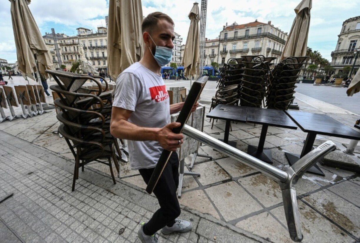 Préparatifs à la réouverture d'une terrasse d'un restaurant à Montpellier, dans le sud de la France, le 17 mai 2021