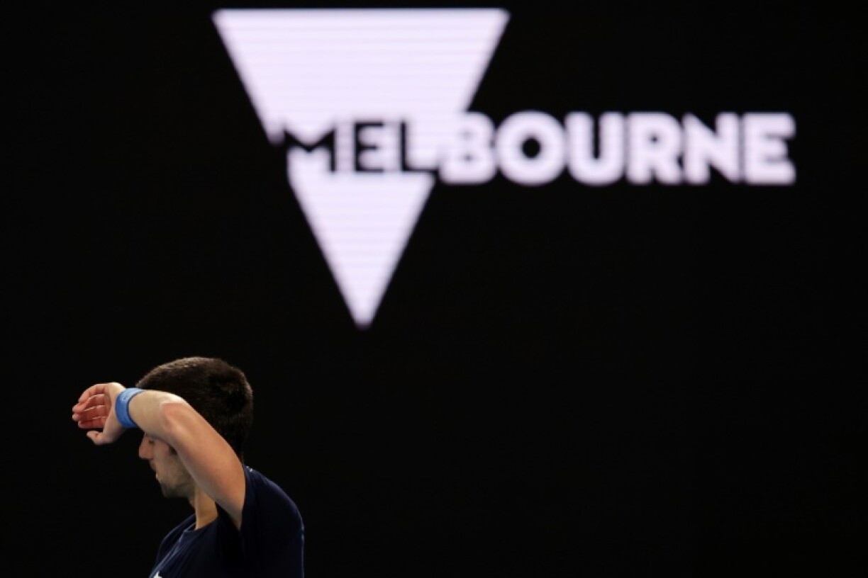 Le Serbe Novak Djokovic s'entraîne pour l'Open d'Australie, le 14 janvier 2022 à Melbourne