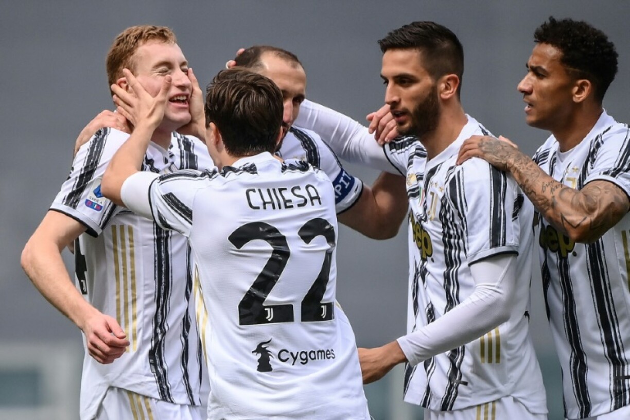 L'attaquant suédois de la Juventus Turin, Dejan Kulusevski (g), félicité par ses coéquipiers, après avoir ouvert le score contre le Genoa, lors de leur match de L1, le 11 avril 2021 à Turin