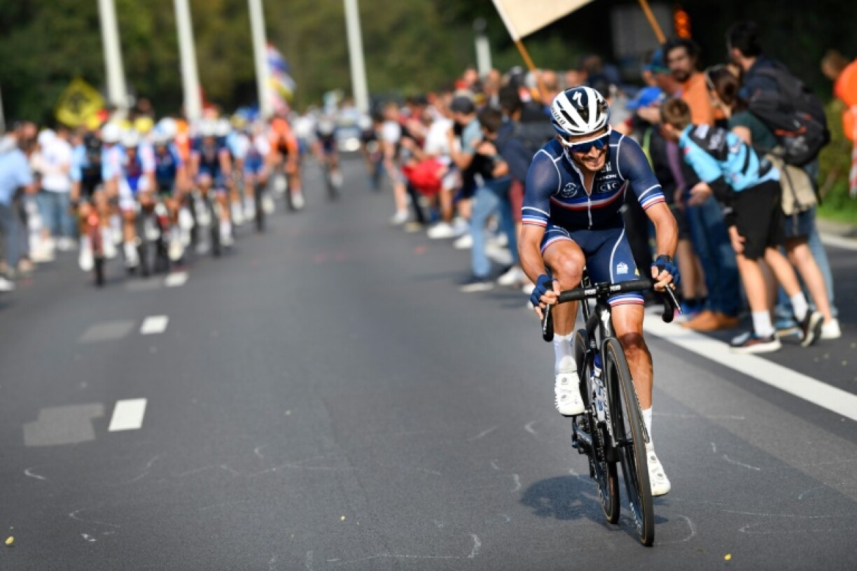 Julian Alaphilippe place une accélération foudroyante et s'envole vers la victoire dans la course élite des Mondiaux de cyclisme, le 26 septembre 2021