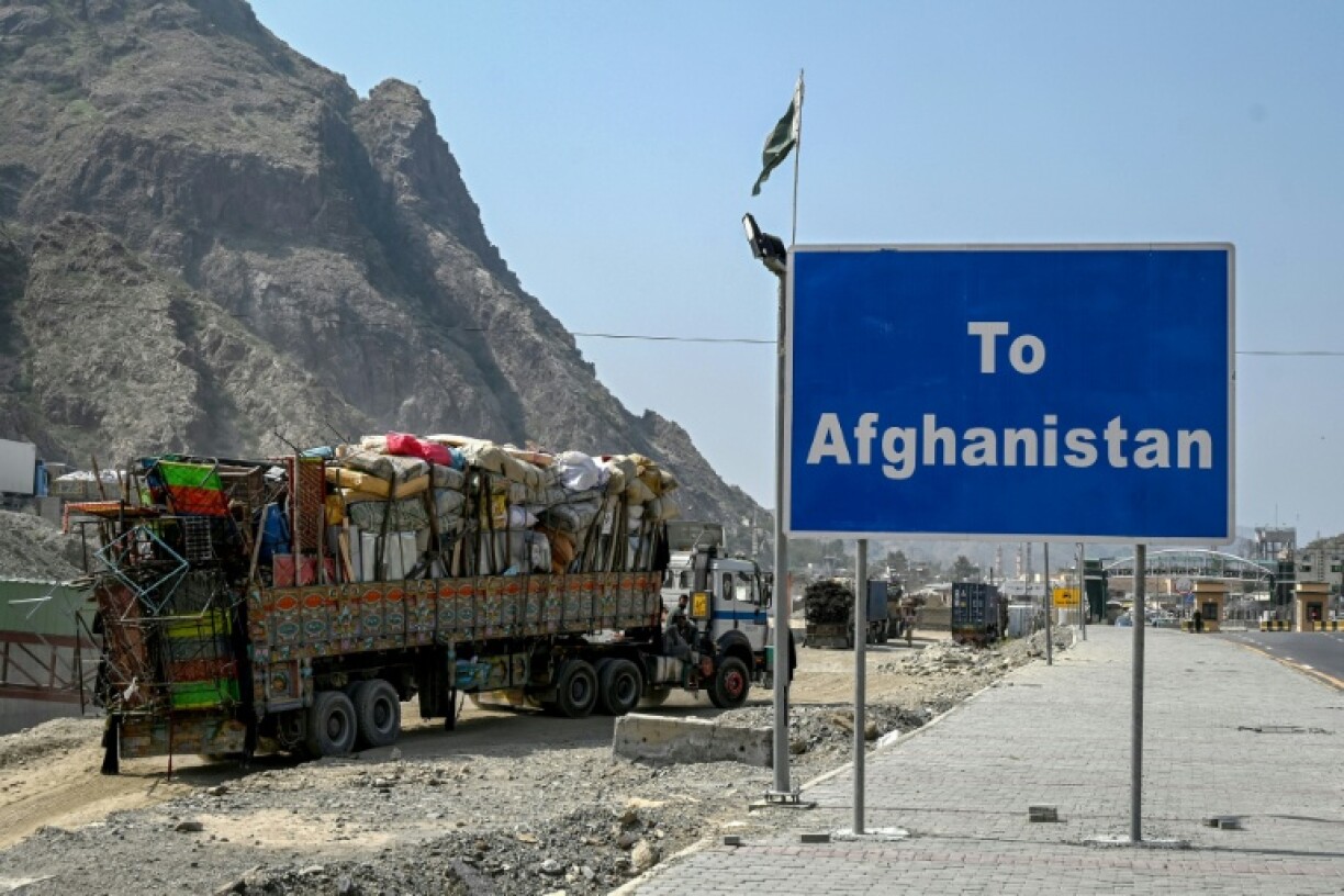 Border crossings between Pakistan and Afghanistan were closed after fierce clashes erupted overnight