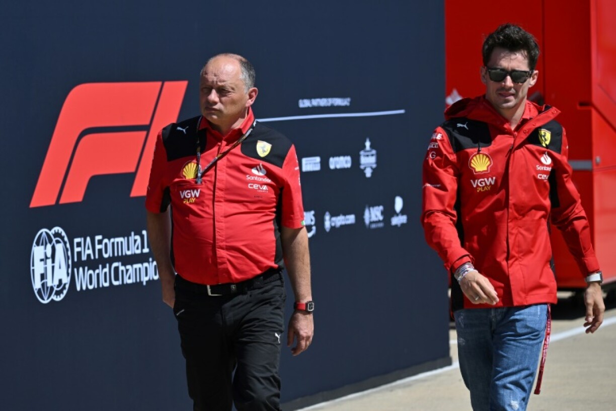 Le pilote monégasque Charles Leclerc au côté du nouveau patron de l'écurie Ferrari, le 7 juillet 2023 avant le GP de Grande-Bretagne à Silverstone