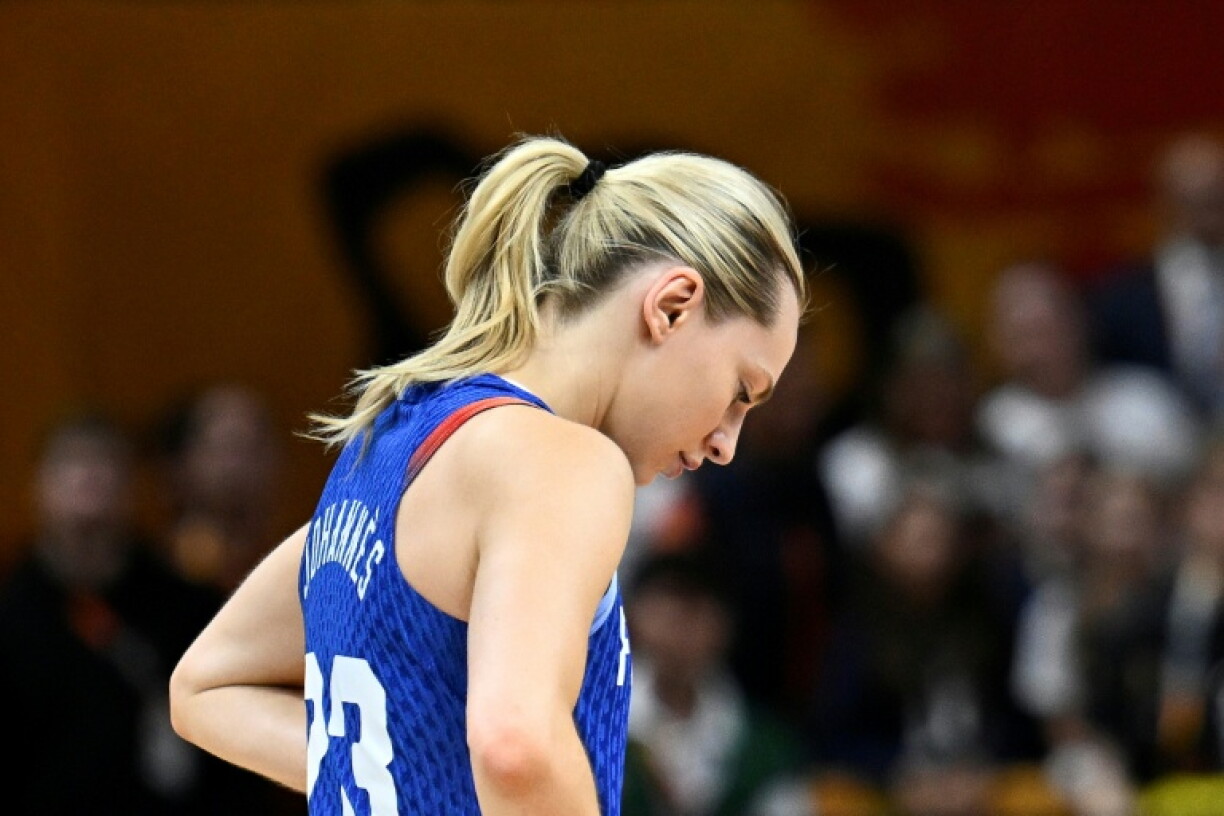 La Française Marine Johannès après la défaite en finale de Coupe du monde de basket contre les Etats-Unis, le 13 septembre 2026 à Berlin