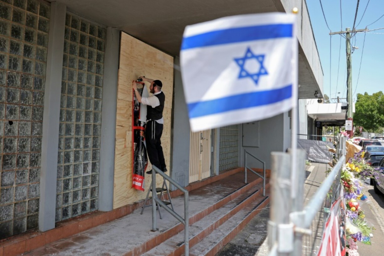 Australian police say they are seeking three suspects over an arson attack on a Melbourne synagogue