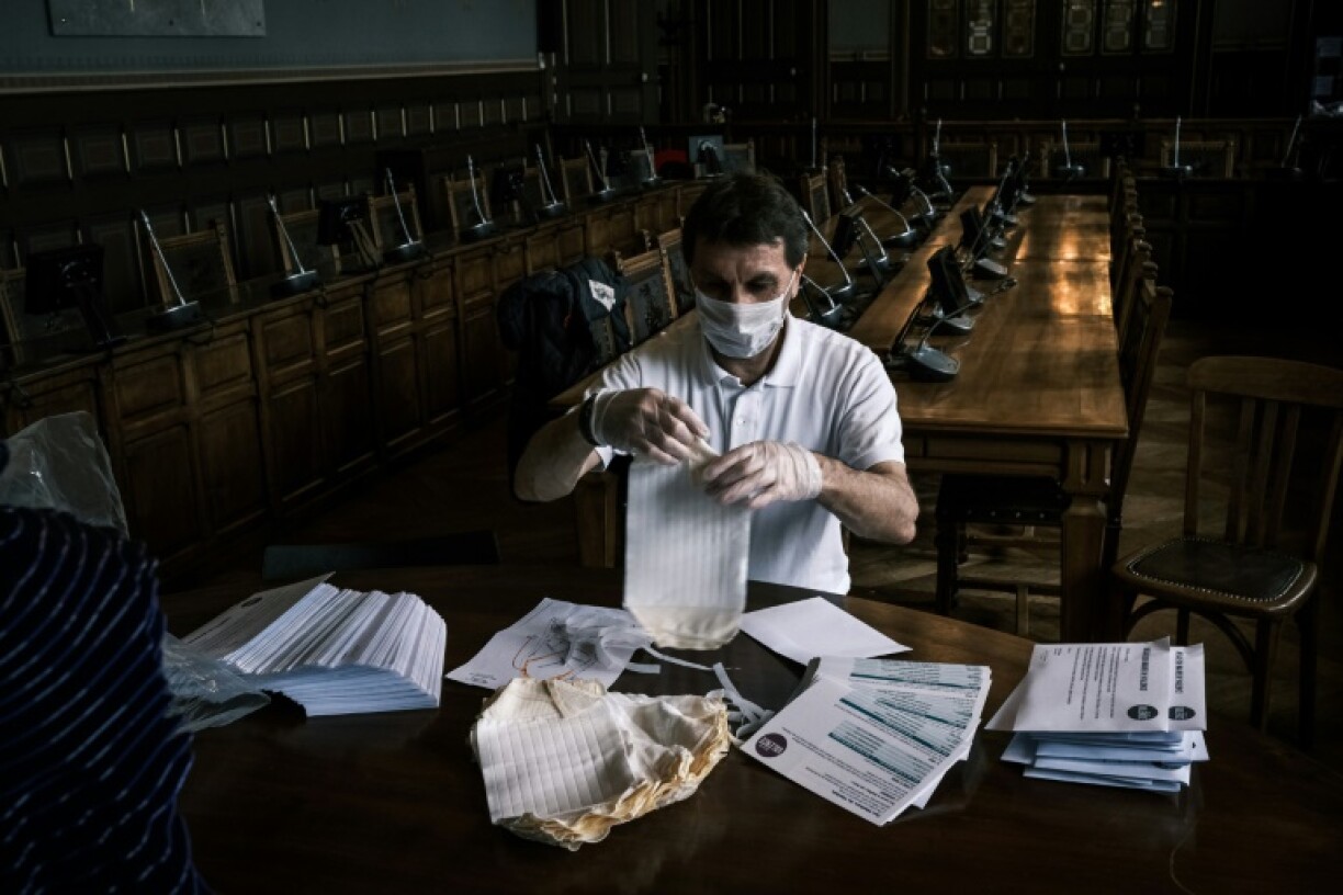 Un bénévole prépare la distribution de masques de protection destinés aux 64.000 habitants de Valence (Drôme), le 23 avril 2020.