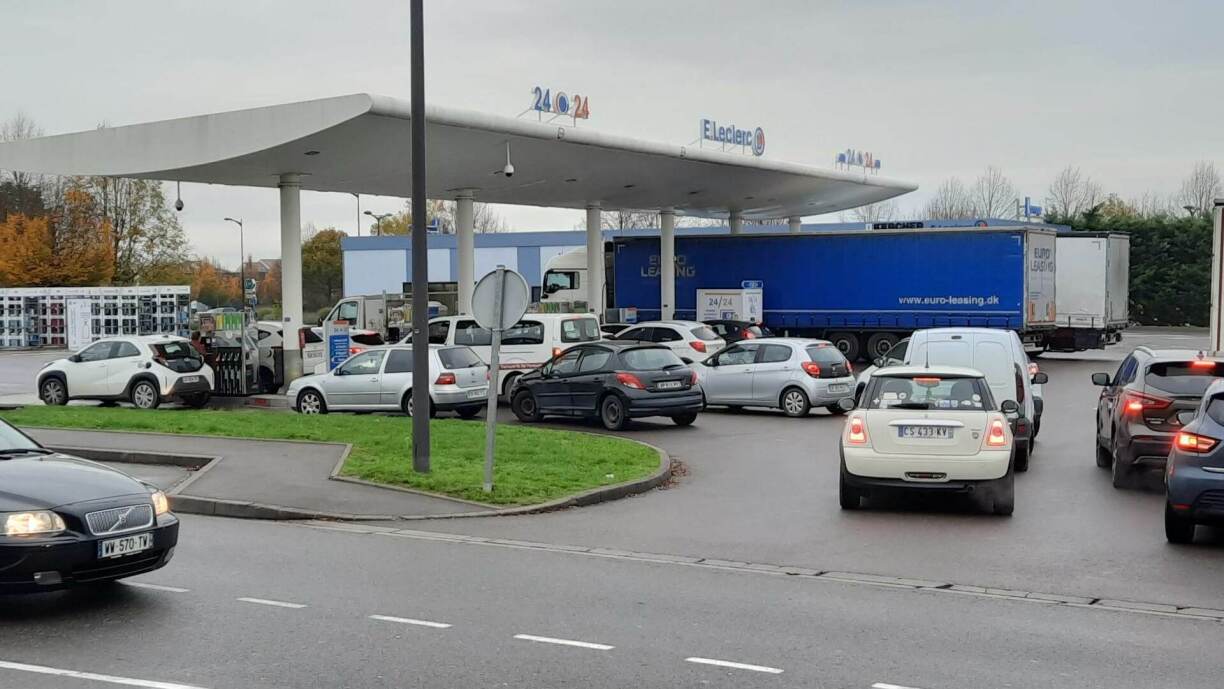 On Tuesday 15 November, one day before the dreaded reduction in government discounts, the queues were getting longer in Thionville. And not only in front of the only Total station open for business that day.