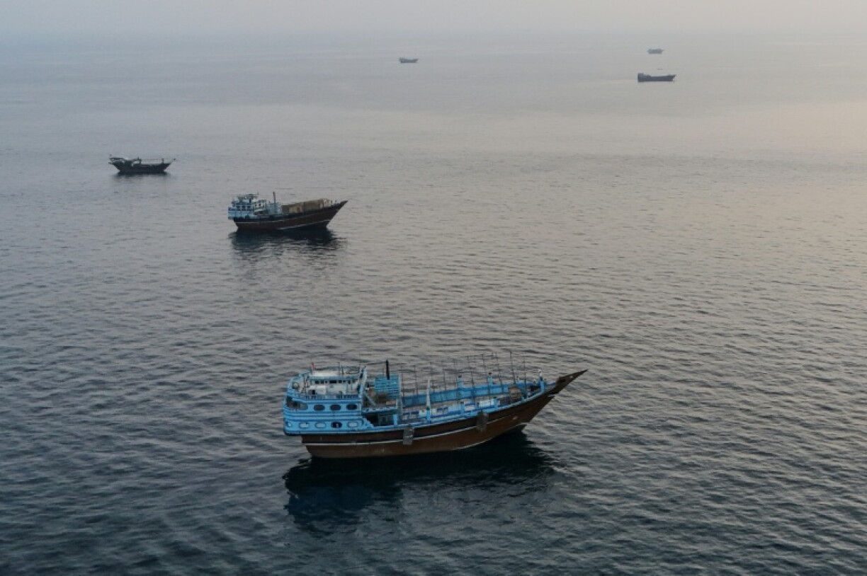 Des bateaux ancrés au large de la péninsule de Musandam, au nord d'Oman, près du détroit d'Ormuz, le 27 juin 2026