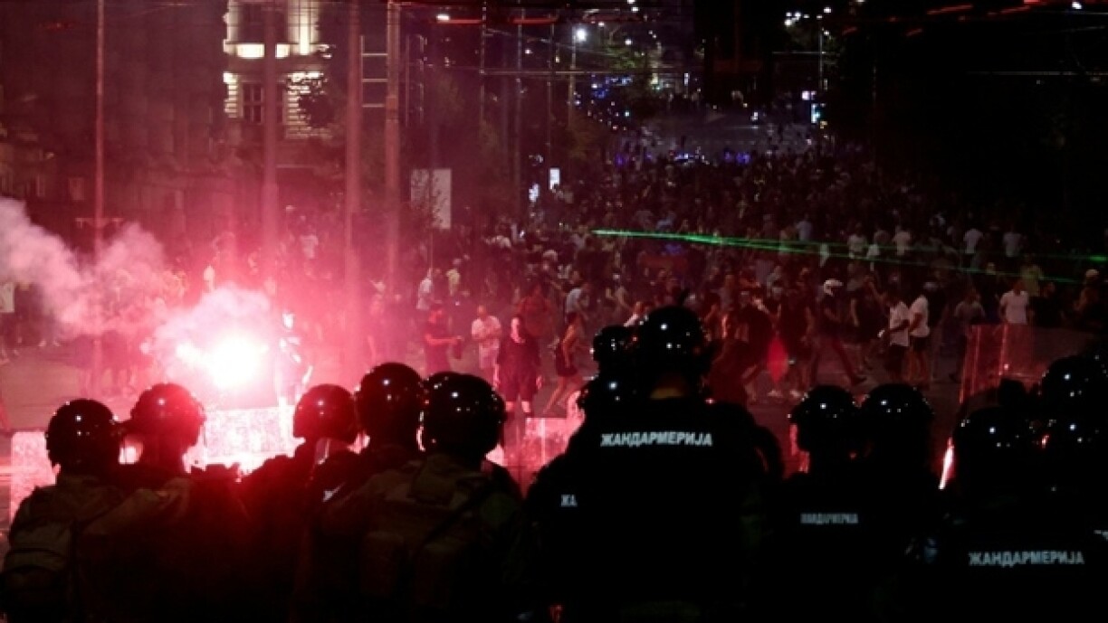 Des policiers anti-émeutes face à des manifestants hostiles au gouvernement à Belgrade le 15 août 2025