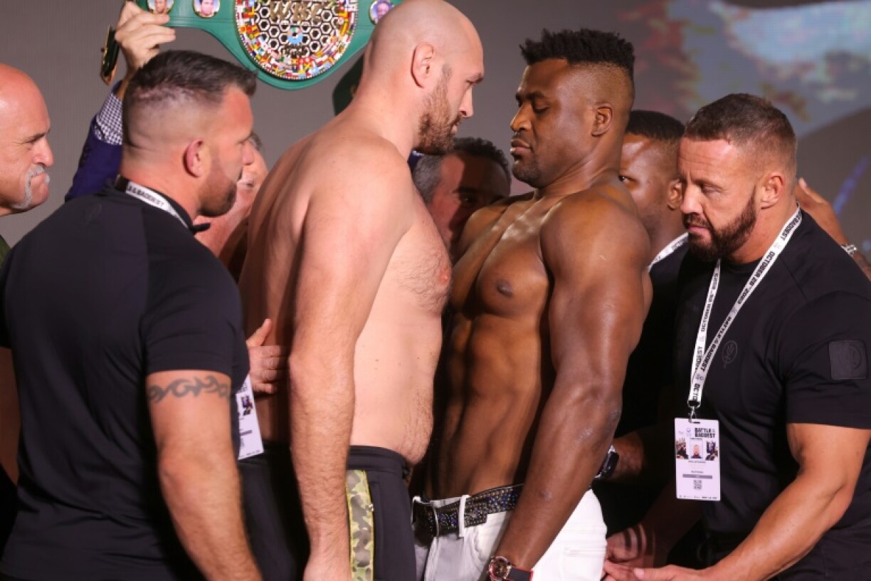 Le Britannique Tyson Fury (à gauche) et le Camerounais Francis Ngannou lors de la pesée le 27 octobre 2023 à Ryad