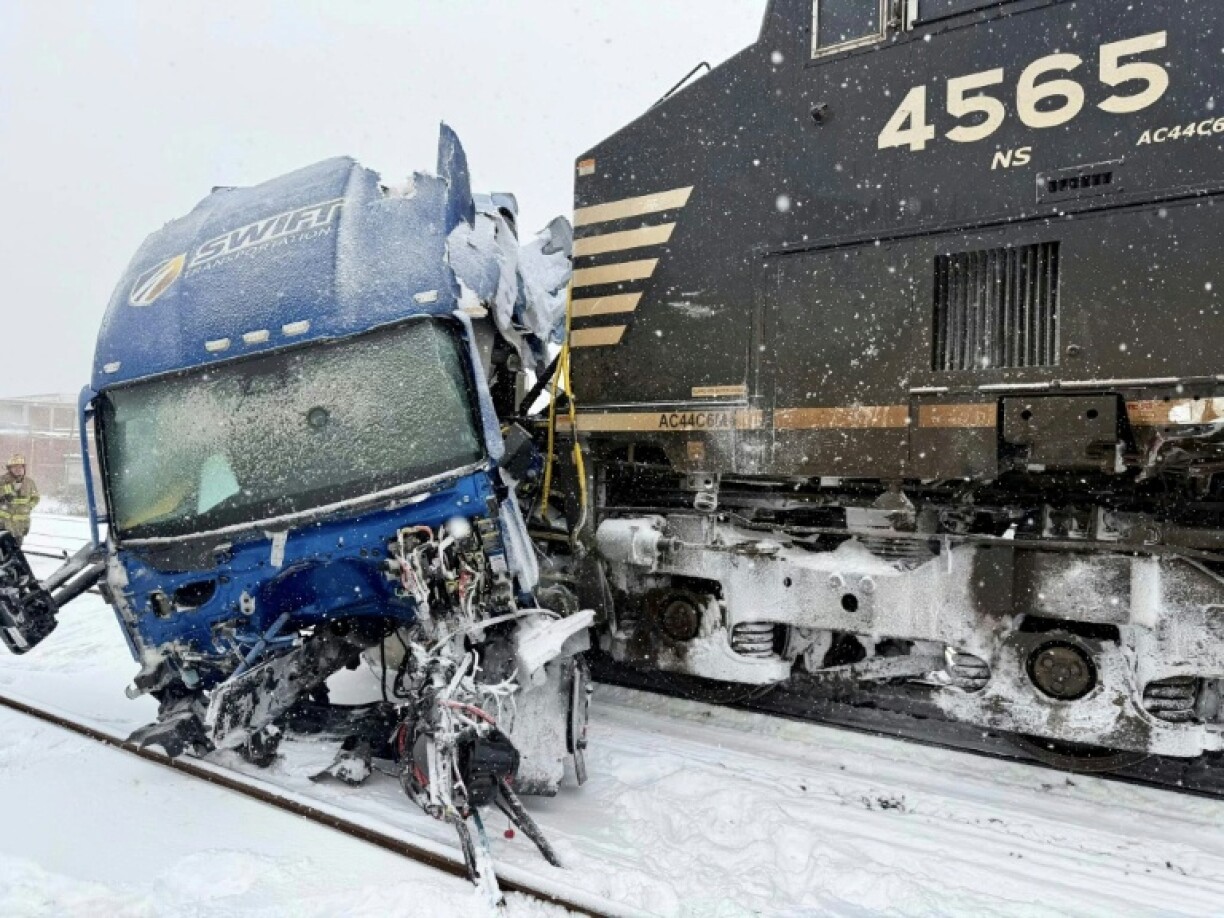 Photo fournie par la police de Gastonia (Caroline du Nord, Etats-Unis) montrant un semi-remorque percuté par un train de fret, le 31 janvier 2026 à Gastonia