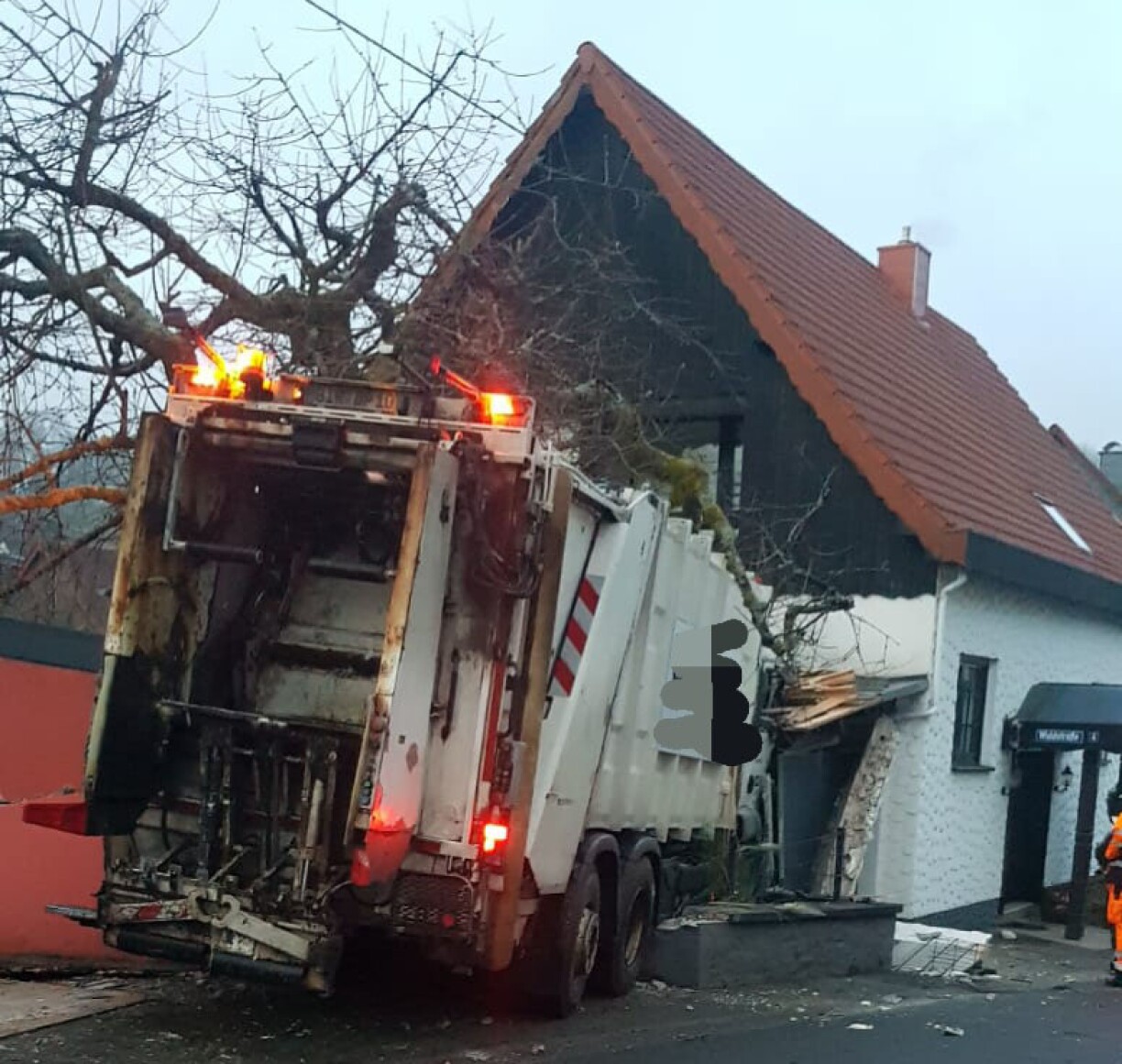 Den Drecksauto ass an engem Haus an der Hohlstraße zu Namborn un d'Stoe komm.