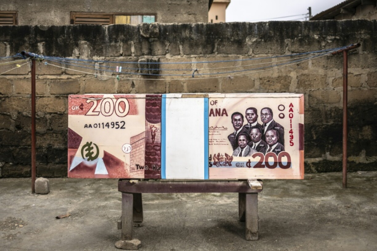 Un cercueil conçu à l'effigie d'un billet de 200 cédis ghanéens, en référence à la profession de banquier du défunt, posé près de l'atelier de menuiserie Kane Kwei à Accra, au Ghana, le 17 août 2026