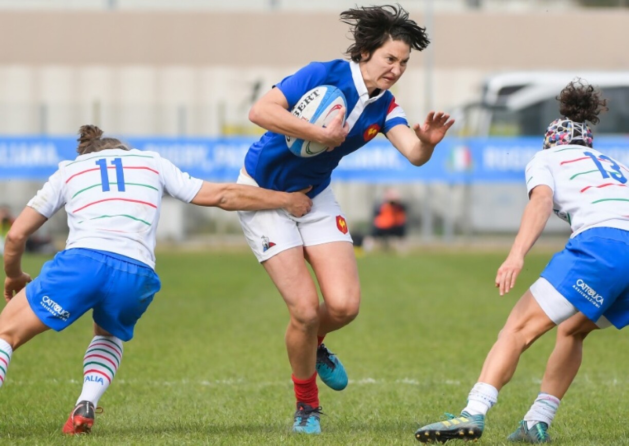 L'arrière du XV de France Jessy Tremouliere, balle en main, contre l'Italie dans le tournoi des Six Nations à Paou, le 17 mars 2019