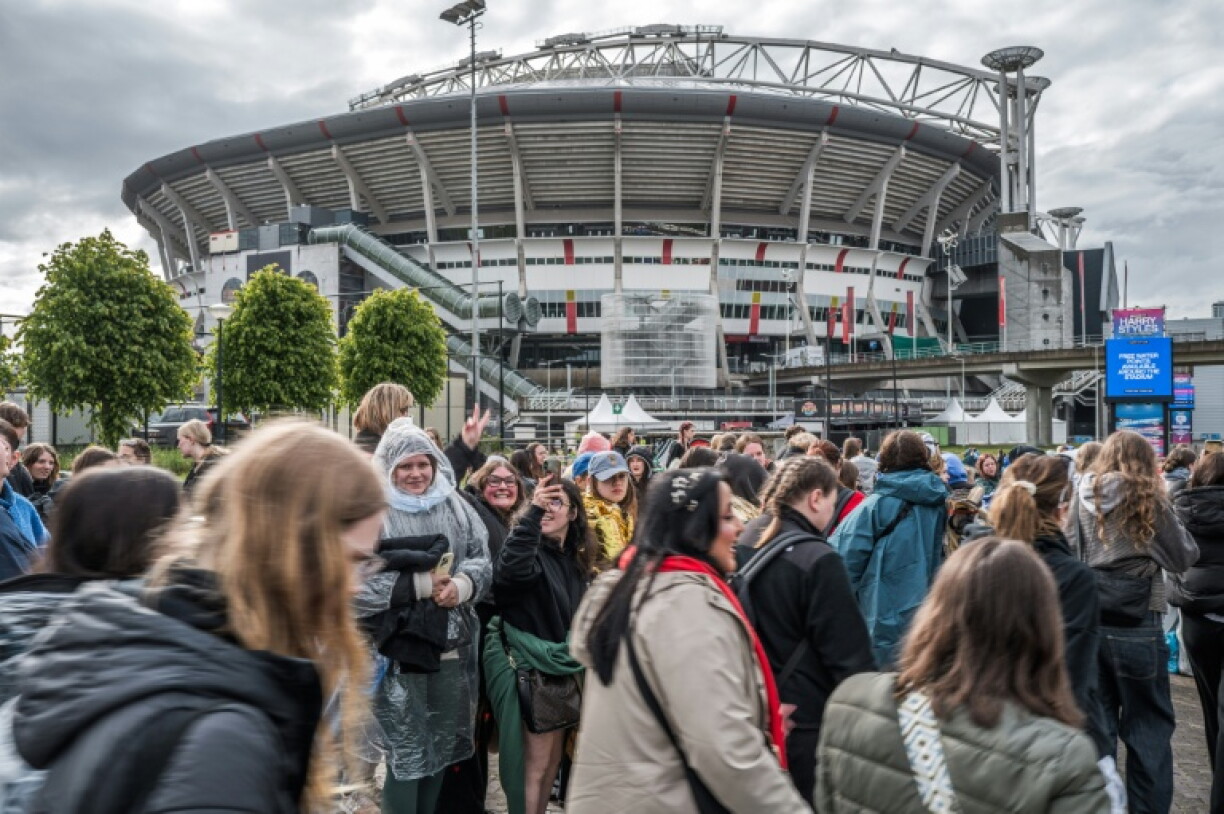 Des fans du chanteur britannique Harry Styles attendent devant la Johan Cruijff ArenA, avant sa série de dix concerts et sa tournée mondiale Together Tour, le 16 mai 2026 à Amsterdam, aux Pays-Bas