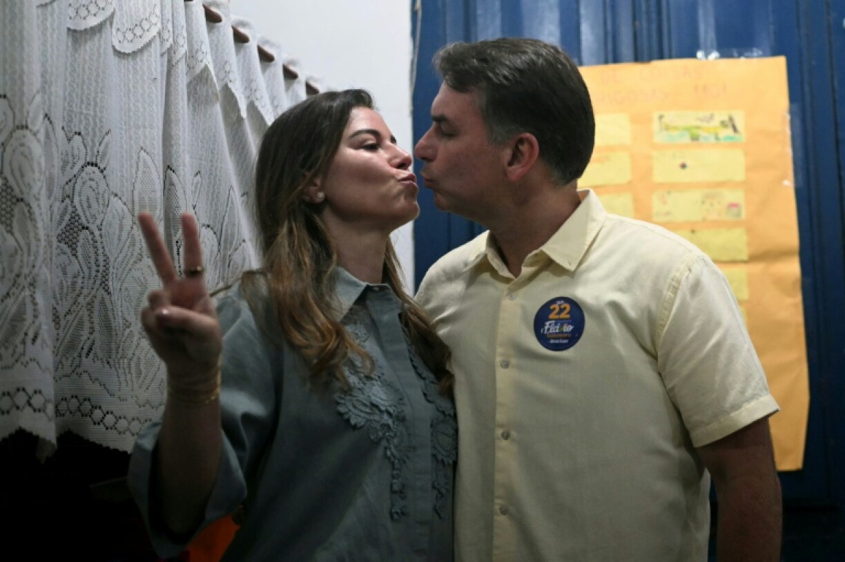 Flavio Bolsonaro and his wife, Fernanda, on the day of the runof election