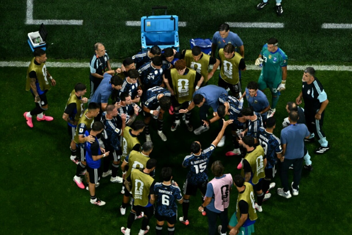Le sélectionneur argentin Lionel Scaloni entouré de ses joueurs attentifs lors d'une pause fraîcheur le 15 juillet 2026 pendant la demi-finale contre l'Angleterre à Atlanta aux Etats-Unis
