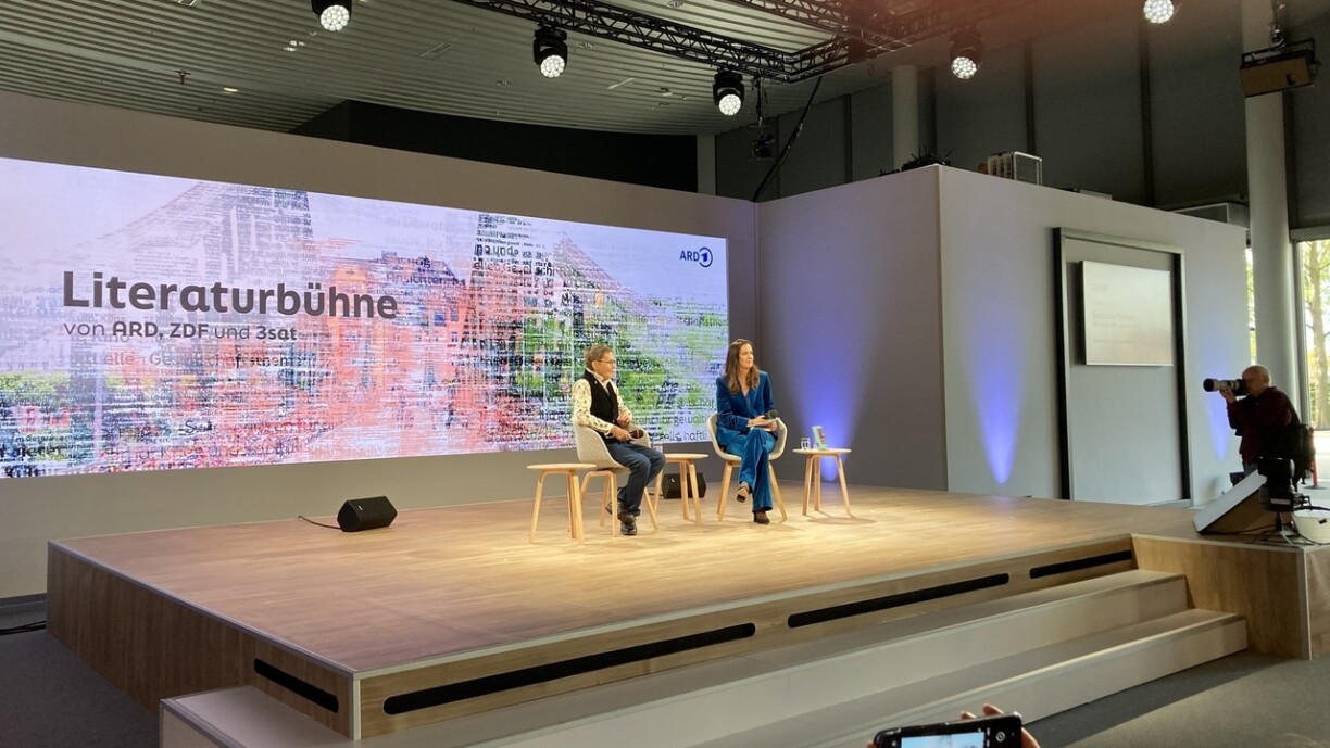 Déi zäitgenëssesch Bestseller-Autorin Susanna Tomaro, hei am Gespréich mat der Moderatorin Claudia D’Avino.