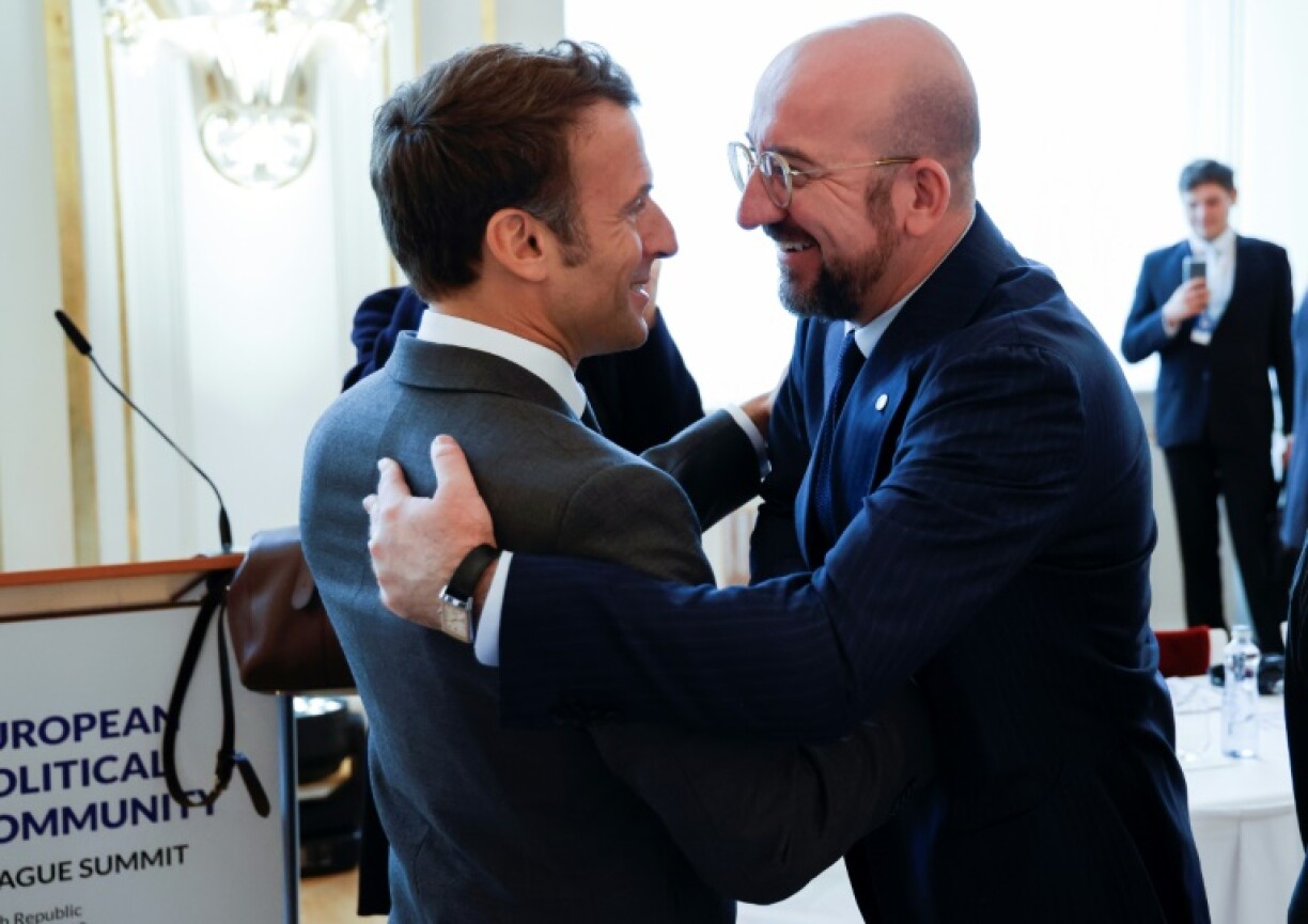 Le président français Emmanuel Macron et le président du Conseil européen Charles Michel se saluent à l'ouverture du sommet de la Communauté politique européenne le 6 octobre 2022 à Prague