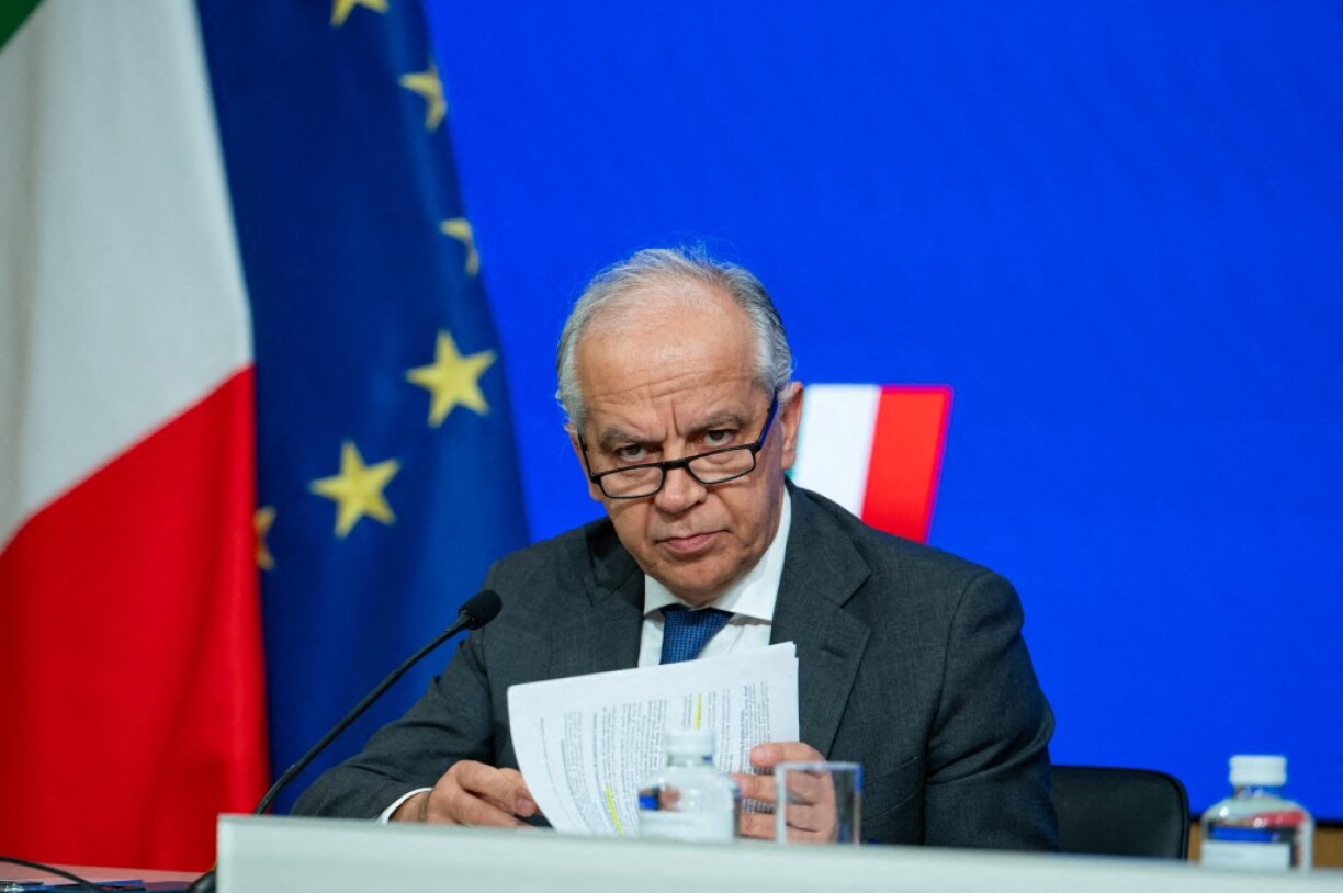 Den italieeneschen Inneminister Matteo Piantedosi op enger Pressekonferenz no engem EU-Conseil.