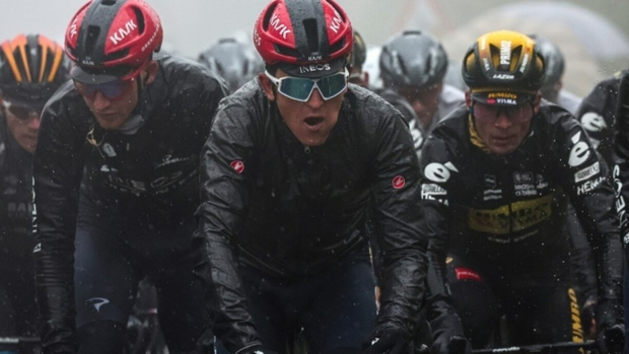 Le leader du classement général Geraint Thomas (Centre) et le peloton sous la pluie battante mardi durant la 10e étape du Giro entre Scandiano et Viareggio, le 16 mai 2023