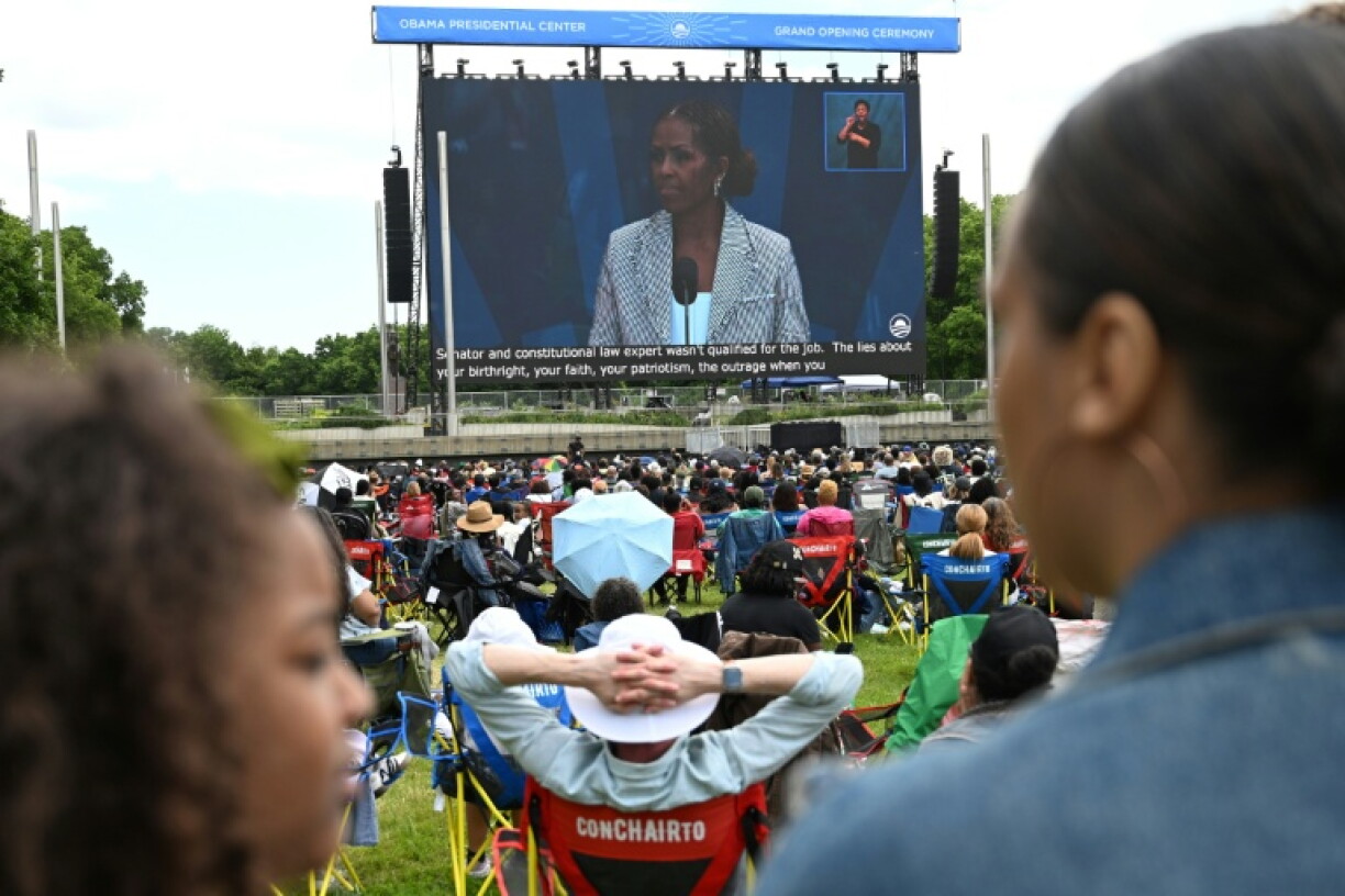 Des personnes assistant à la cérémonie d'ouverture du musée présidentiel Barack Obama à Chicago, le 18 juin 2026