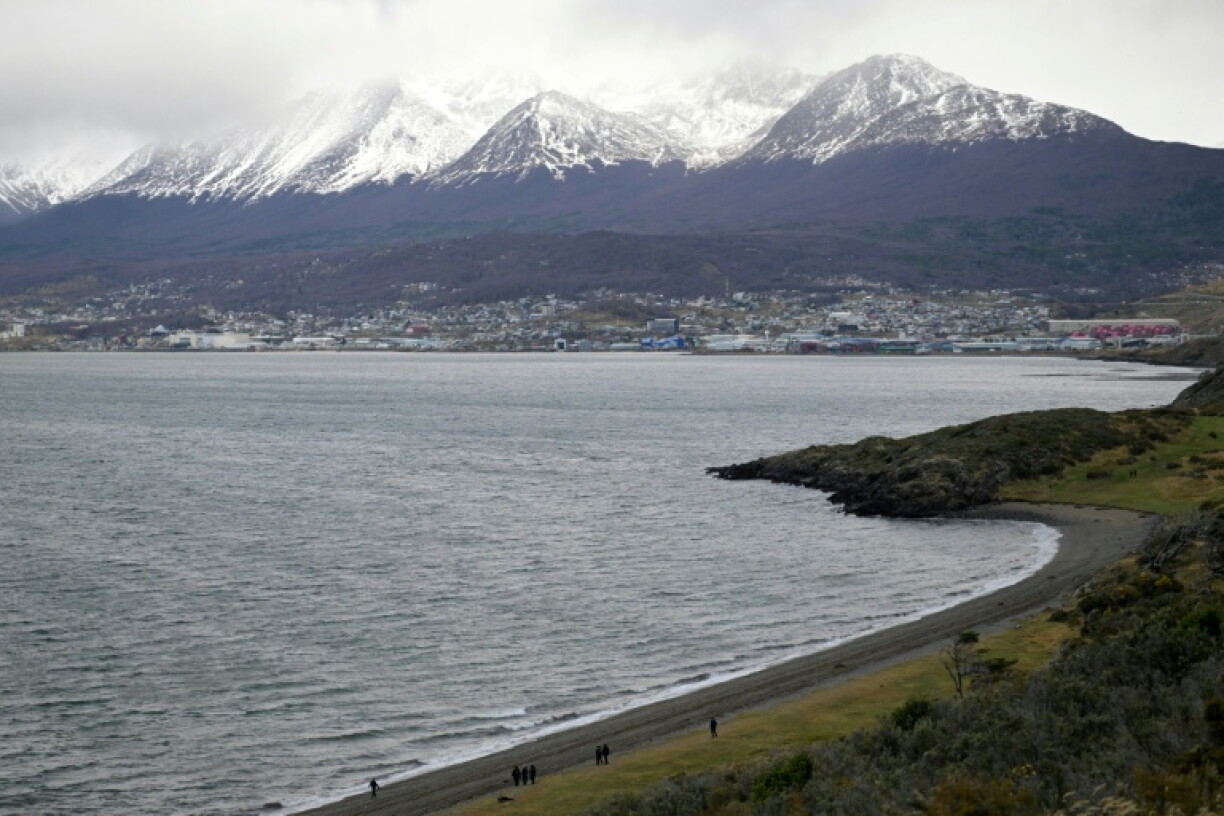 Des touristes se promènent à Playa Larga, avec Ushuaïa en arrière-plan, en Terre de Feu, en Argentine, le 19 mai 2026