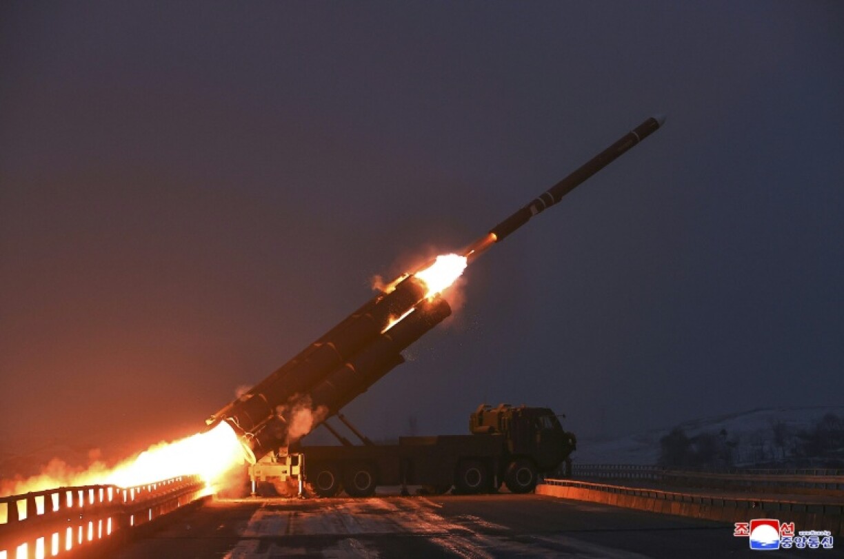 Cette photo prise le 28 décembre 2025 et publiée par l'agence de presse officielle nord-coréenne KCNA le 29 décembre 2025 montre un exercice de lancement de missiles de croisière à longue portée dans la mer Jaune, à l'ouest de la péninsule coréenne