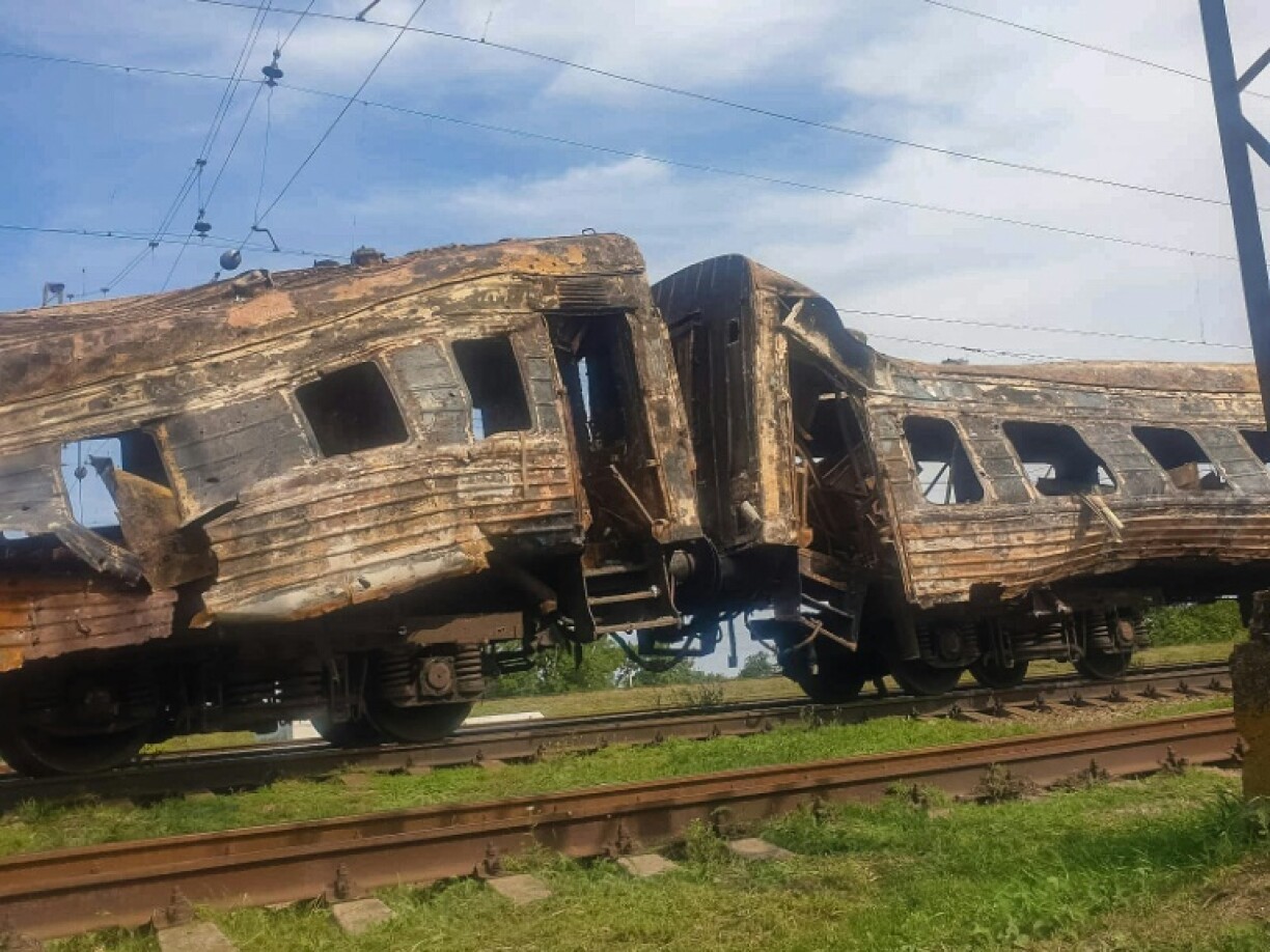 Image diffusée le 25 août 2022 par les chemins de fer ukrainiens d'un train qui a brûlé après une frappe russe dans une gare du village ukrainien de Tchapliné dans la région de Dnipropetrovsk