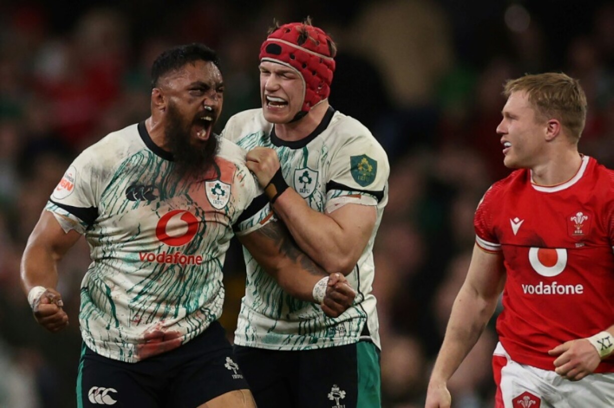 Ireland's Bundee Aki (L) and Josh Van der Flier (C)