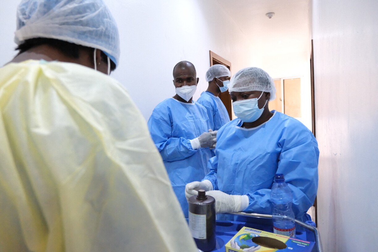 Des soignants dans un hôpital de Kinshasa, en République démocratique du Congo.