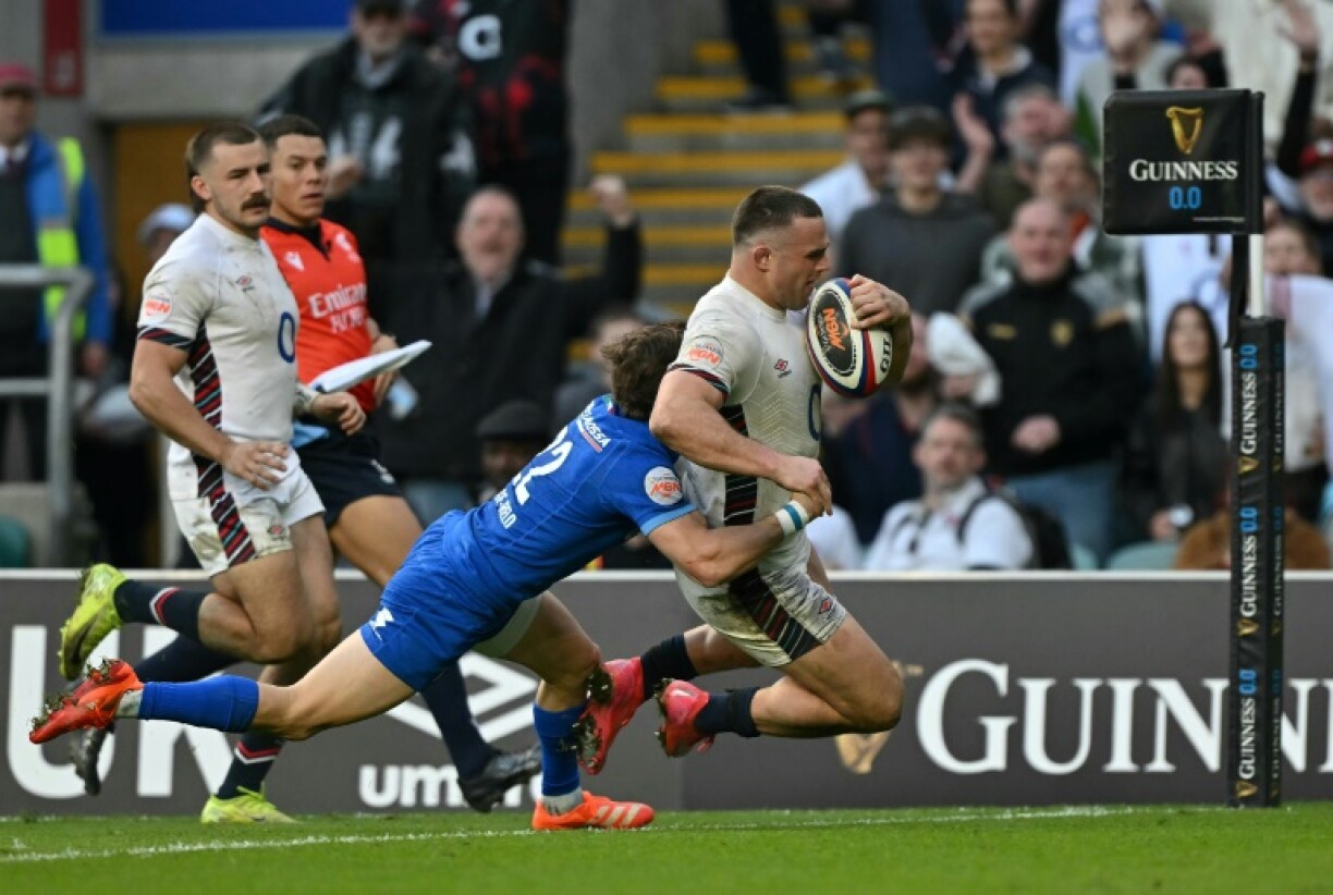 Finish with a flourish: Ben Earl scores England's seventh and last try in a 47-24 Six Nations win over Italy at Twickenham