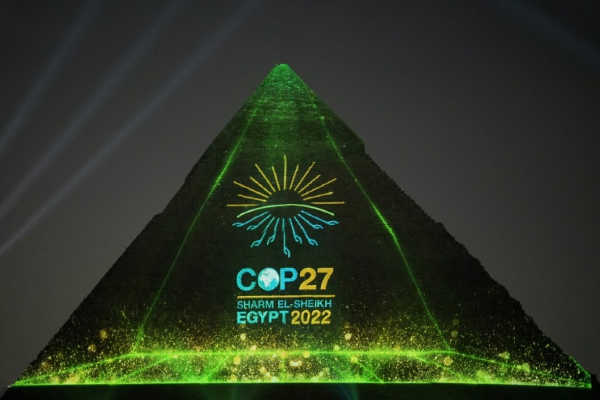 La pyramide de Khéphren à Gizeh, près du Caire, aux couleurs de la COP27, photo de la présidence égyptienne prise le 5 novembre 2022