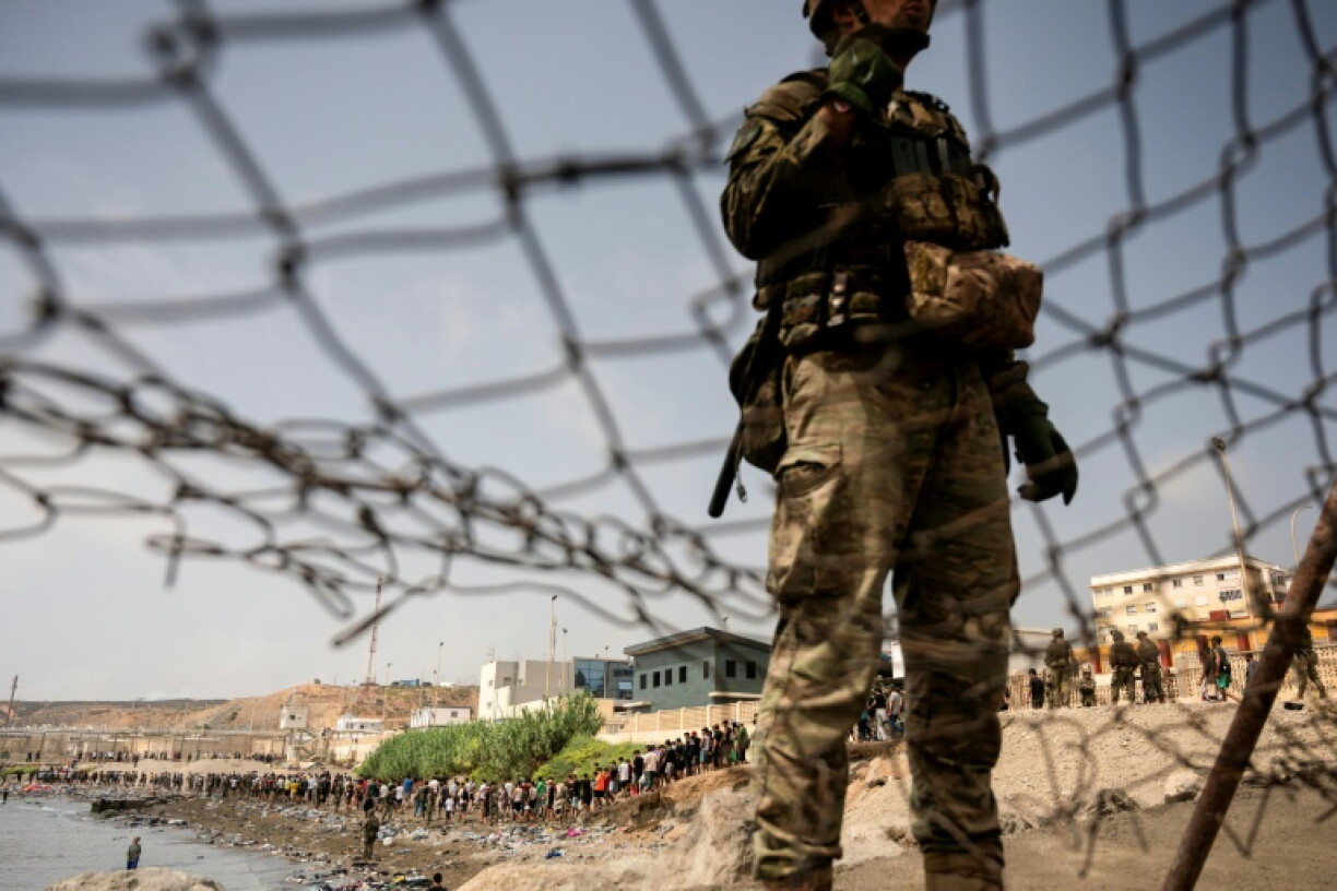 Des migrants retournent au Maroc après avoir franchi la frontière pour entrer dans l'enclave espagnole de Ceuta, le 31 juillet 2026