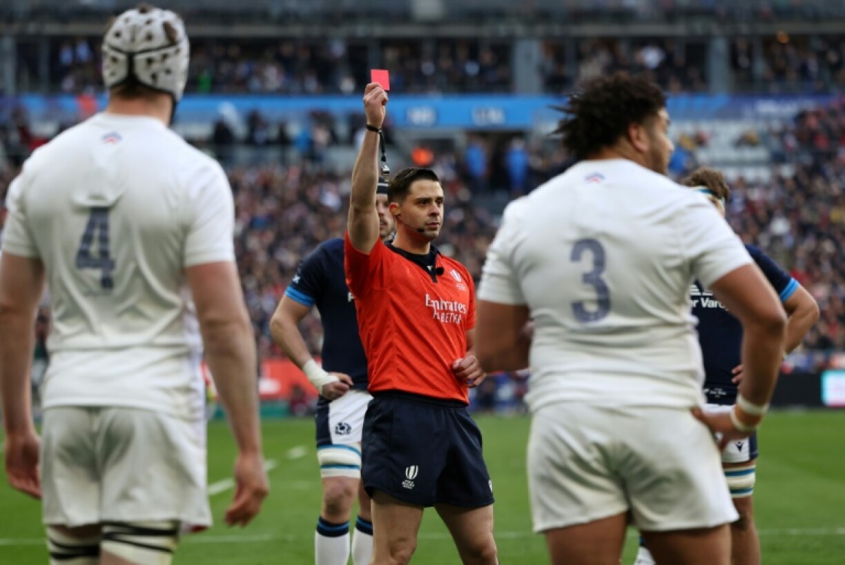 Le pilier droit français Mohamed Haouas (D, de dos) reçoit un carton rouge lors du match du Tournoi des six nations contre l'Ecosse, le 26 février 2023 à Saint-Denis